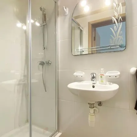 Apartman Beautiful, Notch 1 Bedroom Just Off The Coast By 360 Estates